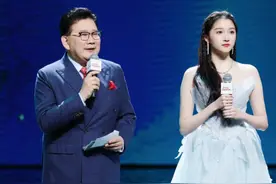 关晓彤主持白玉兰奖，被资深主持人曹可凡大赞，20岁就拿最佳女配图片