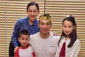 “撞脸”算个啥，祖孙三代共用一张脸！隔代也遗传网友直呼服气！图片