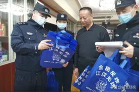 反诈宣传进万家 武汉警方开展“扫楼”行动图片