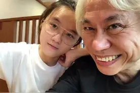 相差51岁“爷孙恋”分手，老爷子悲伤落泪，分手原因惹争议图片