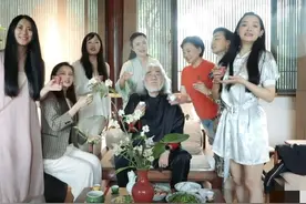 张纪中庆70岁大寿，杜星霖爸妈拄拐杖罕现身，身后豪华古宅太抢镜图片