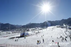 周末的乌鲁木齐南山，滑雪爱好者乐享速度与激情图片