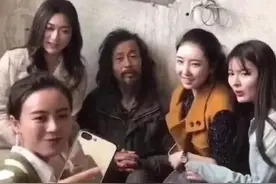 流浪汉捡垃圾读《论语》，被网友称之为"流浪大师"，如今怎样图片