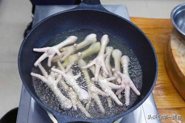 过瘾又好吃的麻辣鸡爪，鲜香十足，收藏起来做给家人们吃