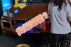 火了！桂C保时捷在深圳街头卖桂林米粉，车主称不知道自己违停图片