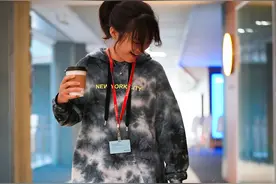 苏炳添不仅跑得快，娶的妻子也很好看，穿情侣装，感觉真般配图片