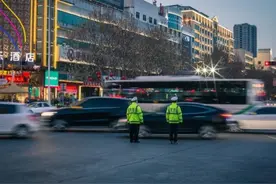 老年代步车可以上路行驶，需要有行驶证、机动车号牌和驾驶证图片