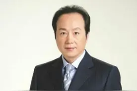 罗京去世11年，在葬礼上哭到昏厥的刘继红和儿子，现在怎么样了？图片