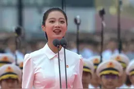 庆祝大会领诵女孩成家乡骄傲！穿学生装意气风发，私服穿搭更时尚图片