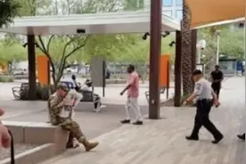 儿子当兵3年没回家，突然回家假装路人被妈妈一眼认出图片