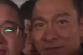 刘德华太霸气！疯狂粉丝失了理智现场闹事？刘德华耐心劝解合影图片
