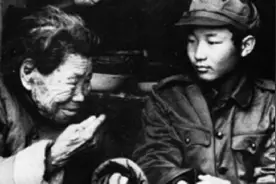 红嫂用乳汁救活八路小战士，建国后当上厅级干部的他，如何报恩？图片