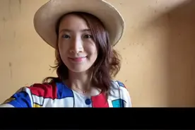 陈赫前妻国外买房独居，房龄百年墙皮直掉？和外国老公生活很甜蜜图片