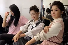 央视女主持同框比美，曹颖大长腿吸睛，方琼王昊穿同款如孪生姐妹图片