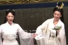 66岁赵雅芝再扮白娘子，风韵依存不减当年，近看比小38岁杨紫还嫩图片