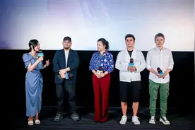 郝蕾真自信，130斤穿花衬衫就算了，还配红裤子，坐C位气场倒挺强图片