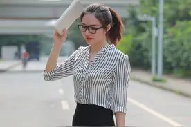 不要小看包臀裙的魅力，搭配基础款衬衫秒变职业装，优雅又知性图片