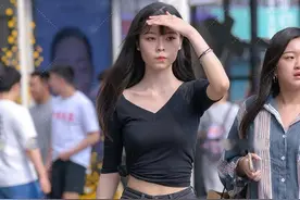 简单清凉的夏日穿搭，气质女孩都爱T恤搭配牛仔裤，大方又显身材图片