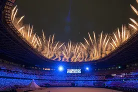 东京奥运会开幕式：现场为疫情逝者默哀 木质五环手动拉开图片