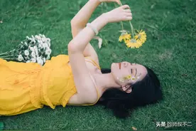 两性关系：女人这3种肢体暗示，其实在告诉你可以追到她图片