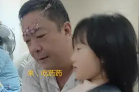 爷爷为哄5岁孙女吃药，甘愿扮成“小公主”，隔代亲究竟有多亲？图片