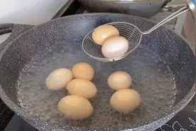 煮鸡蛋时，别直接下锅煮，老保姆教我一招，鸡蛋不会裂，特好剥皮图片