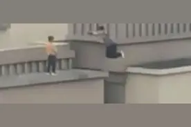 心惊肉跳！两男孩在27层楼顶立定跳远，物业回应【三分钟法治新闻全知道】图片