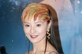 56岁李赛凤真拼，穿吊带配蛇形耳环不算啥，头发染成彩虹色才厉害图片