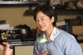 过年回家5天，儿媳给婆婆10000红包，婆婆：以后别回来过年图片