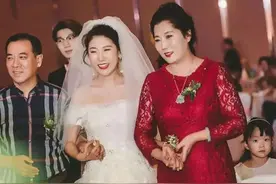 婚礼上妈妈怎么穿才优雅显贵？3个小技巧值得学，微胖妈妈也适用图片