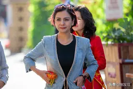 街拍乌鲁木齐，发现当地女性最敢“乱穿衣”，好看与否看完再评论图片