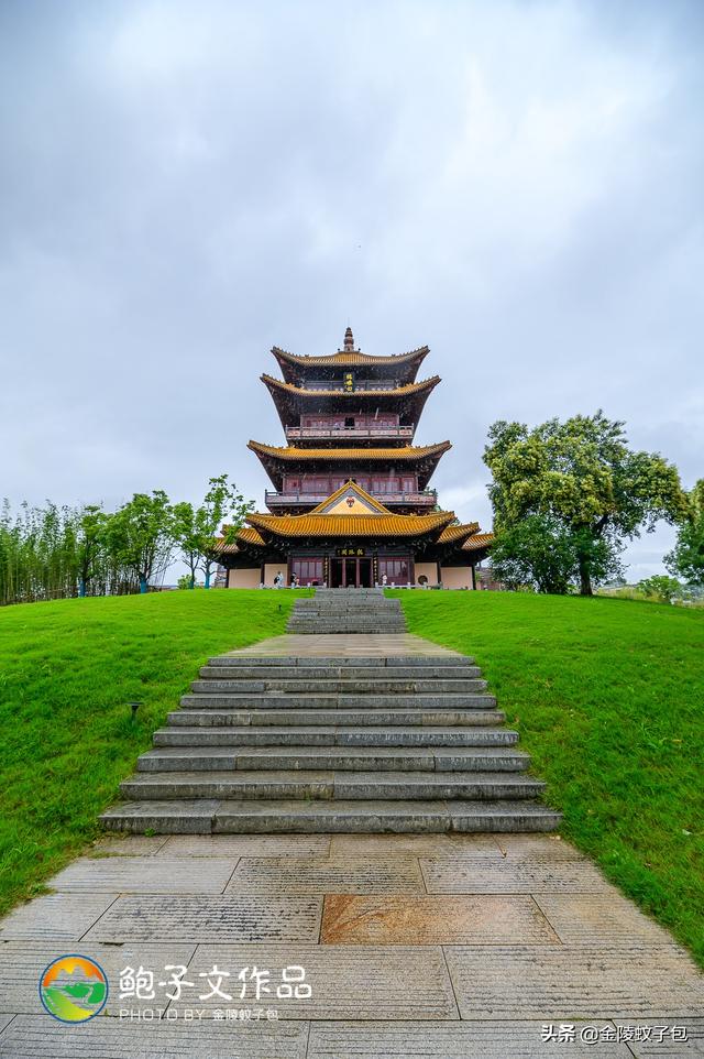 历史上,景德镇沿昌江东岸而建城,形成北起观音阁南至小港嘴的前街