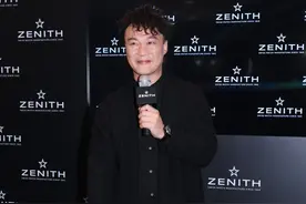 陈奕迅一身黑衣，艺术家架势足，笑容可爱图片