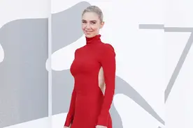 "白寡妇"独特造型现身红毯，错位照片闹乌龙，网友：差点认错图片