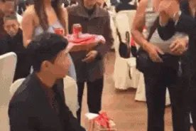 搞笑GIF：这个小姐姐有点帅哦！糟糕是心动的感觉图片
