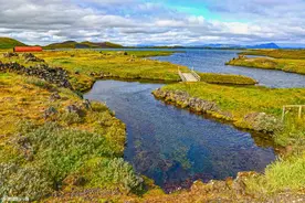 冰岛有个奇幻的湖泊，岩石诡异，湖水多变，地貌犹如外星球图片