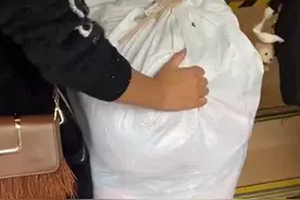 河南00后新生用化肥袋子装行李，老师看得目不转睛，网友议论纷纷图片