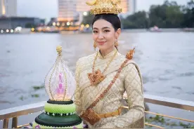 泰剧界两大视后Bella与Mai化身水灯女神惊艳泰国水灯节图片
