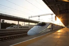 平南南站年发送旅客达255万，近日发生在平南南站的这一幕超暖心图片