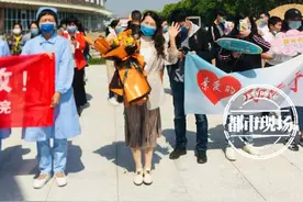 爱情的模样！丈夫支援湖北61天后归来 妻子默默守候为其写诗图片