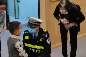 暖男伤心！4岁萌娃独自步行一公里去接8岁哥哥放学 结果把自己丢了……图片