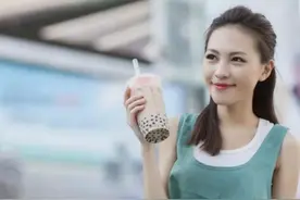 小伙和老婆离婚，心情不好去散步，被漂亮刁蛮“小公主”无理取闹图片