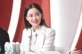 霍汶希晒聚会照，甄子丹稳坐C位，谢霆锋的笑容很勉强图片