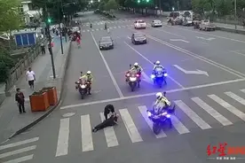 暖心！成都七旬老人过马路突然倒地，4辆警摩为他筑起“安全墙”图片