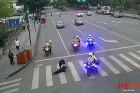 暖心！成都七旬老人过马路突然倒地，4辆警摩为他筑起“安全墙”图片