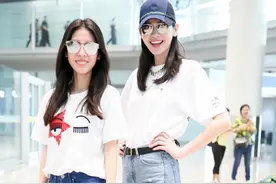 奚梦瑶1米78腿好长，张碧晨矮她10厘米，比例差距穿T恤好明显图片