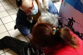 老人商场晕倒，幸遇两护士路过施援手图片