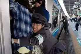 日本的地铁：真能把人挤到意外怀孕？照片告诉你一个真实的日本图片