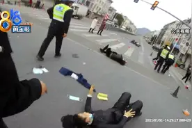 警车面前闯红灯 电动车被撞飞 事故现场一片狼藉图片
