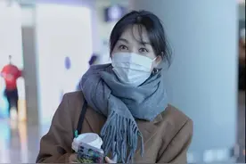 李菲儿不愧是“时髦精”，穿大码西装配9分裤，用围巾点缀太洋气图片